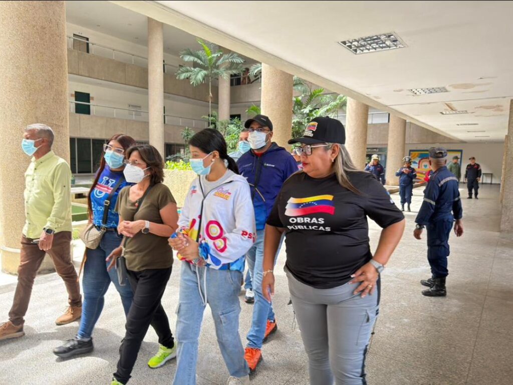 Las autoridades universitaria recorrieron las instalaciones de la UBV Bolívar