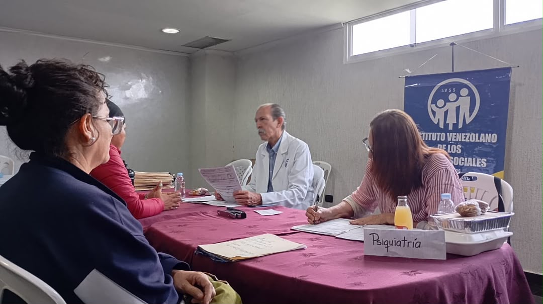 El IVSS y el CDCE Bolívar realizan una jornada médica de evaluación de discapacidad para docentes y trabajadores públicos en Ciudad Bolívar. (147 caracteres - Concisa, atractiva para el usuario y dentro del límite recomendado