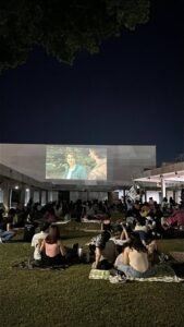 Cine a cielo abierto ilumina las noches del Museo Jesús Soto en Ciudad Bolívar